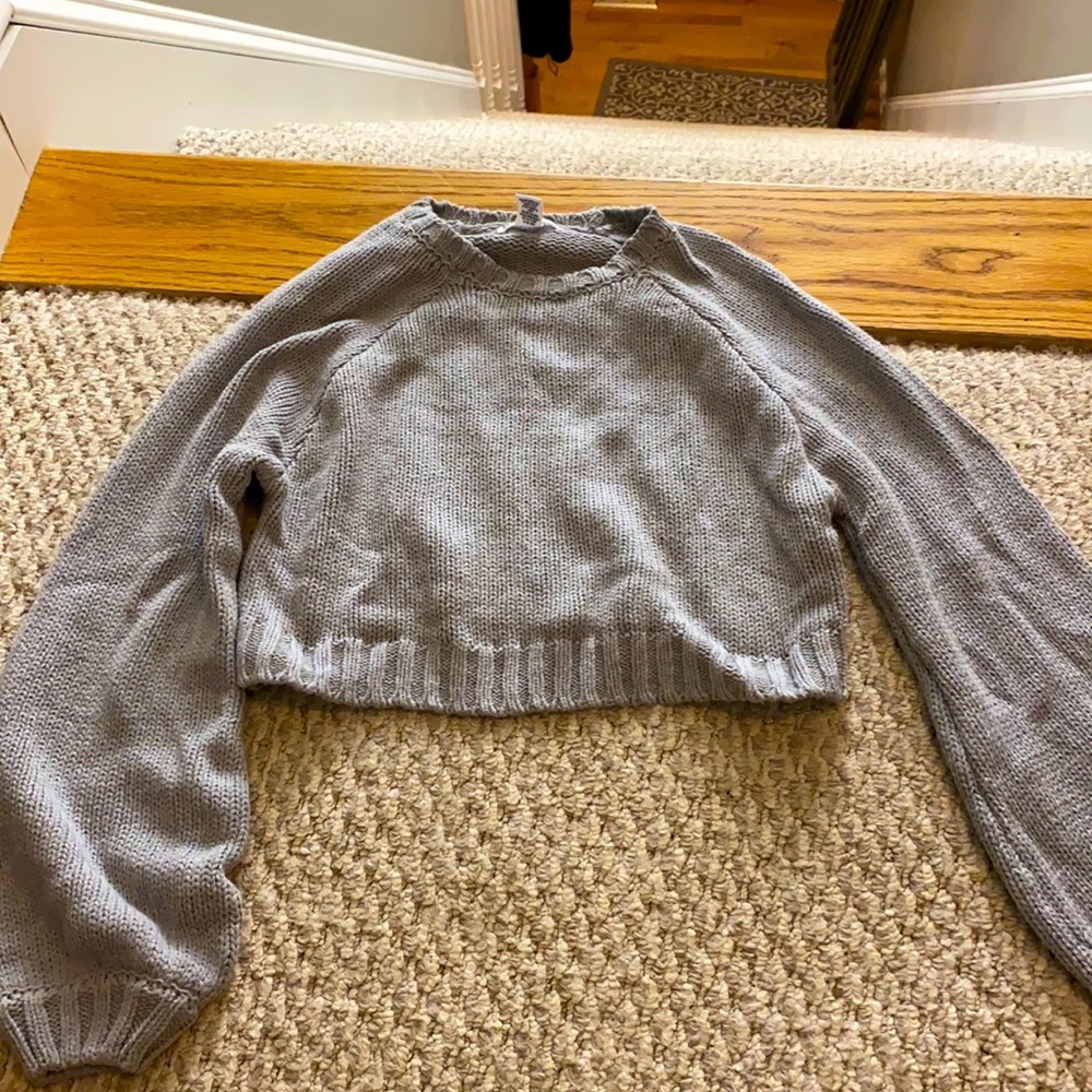 Breathable cropped gray sweater.